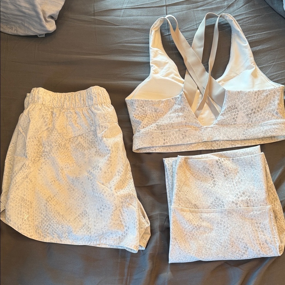 Women's 3-Piece Light Snakeskin Design Athletic Attire NWOT, Never Worn - Picture 10 of 10